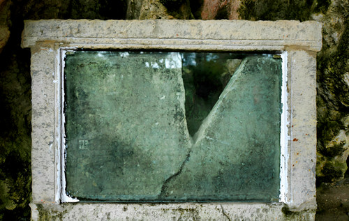 1766739576172597.jpg 飞云崖内遗存的和珅题诗残碑_副本.jpg